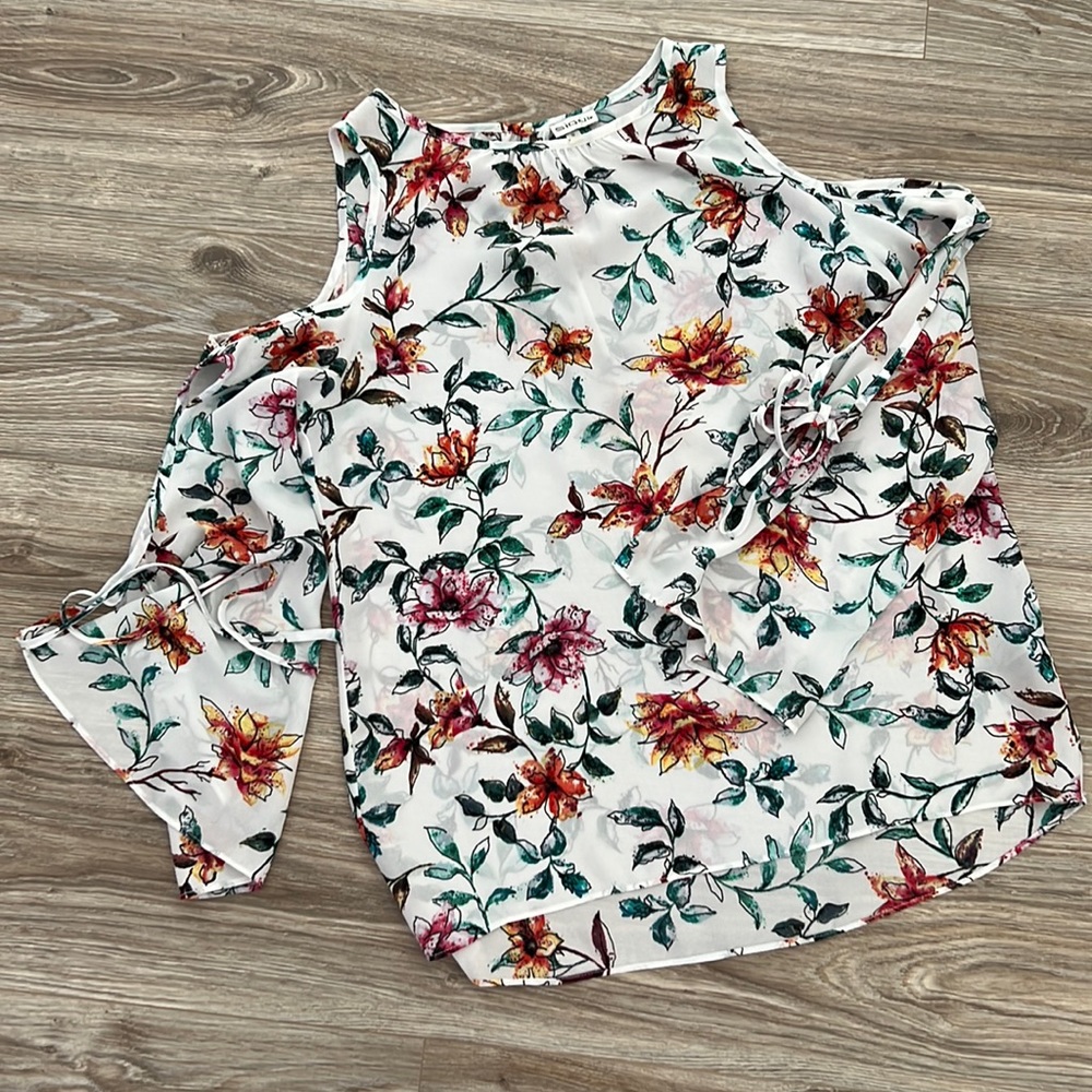 Cold shoulder, cut out sleeved blouse